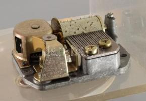 Zeneszerkezetes körbeforgó kocka alakú fényképtartó, m: 10,5 cm