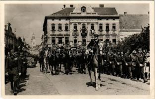 1940 Szatmárnémeti, Szatmár, Satu Mare; Erdély felszabadulásának emlékére, vitéz nagybányai Horthy Miklós Magyarország Kormányzója, automobil, üzletek / entry of the Hungarian troops, regent Horthy, automobile, shops + "1940 Szatmárnémeti visszatért" So. Stpl.