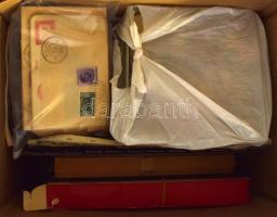 Vegyes magyar és külföldi tétel, benne spanyol gyűjtemény, levelek, FDC-k, sok bündli, háború előttiek, főleg magyar íváru, többletek, görög bélyegek, karton dobozban. Érdemes átnézni!