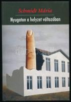 Schmidt Mária: Nyugaton a helyzet változóban. Esszék. A szerző, Schmidt Mária (1953-) Széchenyi-díjas történész, a Terror Háza Múzeum főigazgatója által által Paczolay Gyula (1930-2025) vegyészmérnök, közmondáskutató, tudománytörténész részére DEDIKÁLT példány. Bp., 2013, Közép- és Kelet-európai Történelem és Társadalom Kutatásáért Közalapítvány. Kiadói kartonált papírkötés.