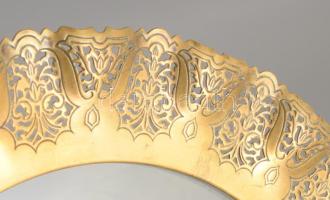 Antik áttört mintás réz szerelékes tálca csiszolt üvegbetéttel, három gömb lábon, "HUNNIA TENIS...