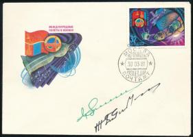 Vlagyimir Dzsanyibekov (1942- ) szovjet és Dzsugderdemidín Gurragcsá (1947- ) mongol űrhajósok aláírásai emlékborítékon / Signatures of Vladimir Dzhanibekov (1942- ) Soviet and Jügderdemidiin Gurragchaa Mongolian astronauts on envelope