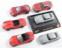 6 darab fém játékautó, egyik talapzaton