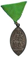 1930 k. "Regnum Marianum / A szent őrangyalok védőszolgálata alatt" ovális, ezüstözött bronz vallási medál füllel, mellszalaggal. Szign.: Kissing. "REGNVM MARIANVM / SUB PATROCINIO SANCTORUM ANGELORUM CUSTODUM" (48x25mm) T:XF patina Hungary cca 1930. "Regnum Marianum / Under the protection of the holy guardian angels" oval silvered bronze religious medal with ear, with ribbon. Sign: Kissing. "REGNVM MARIANVM / SUB PATROCINIO SANCTORUM ANGELORUM CUSTODUM" (48x25mm) C:XF patina
