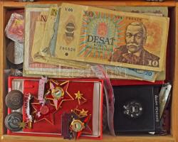 "Nagypapa kincsesládája" faragott fa ládikában (külső méretek: 230x80x180mm), bruttó ~1,7kg súlyban, benne vegyes, külföldi és magyar érmetétel (közte emlékpénzek), 27db magyar és külföldi bankjegy, vallási emlékérem és jelvények (pl. 1938. Eucharisztikus Világkongresszus), kitüntetések, Rákosi-címeres gombok, öntött bronz Rákóczi emlékérem, 2db 10000 Korona névértékű illetékbélyeg, stb. T:vegyes