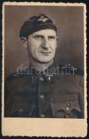 1940 A M. Kir. Honvéd Légierő pilótájának portréja, fotólap, a hátoldalon dedikációval, 13,5x8,5 cm