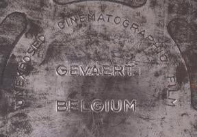 ca 1940 Fotós hagyaték, gyűjtemény. egy nagy filmtekercs tartó dobozban, több száz kép, negatív: műv...