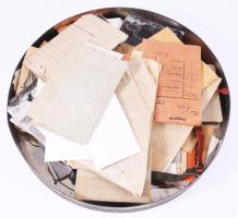 ca 1940 Fotós hagyaték, gyűjtemény. egy nagy filmtekercs tartó dobozban, több száz kép, negatív: műv...