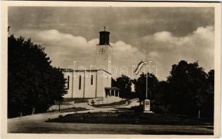 Balatonboglár, római katolikus templom az országzászlóval
