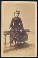 cca 1860-1870 szelecsényi Konkoly Flóra Antónia, később Ányos Lászlóné (1849-1887) fiatalkori portréja, vizitkártya Tiefbrunner Sándor soproni műterméből, kis hibákkal, 10x6,5 cm