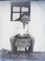 Borsófejtő (néprajzi- / művészfotó), üvegnegatív, 12x9 cm