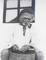 Borsófejtő (néprajzi- / művészfotó), üvegnegatív, 12x9 cm