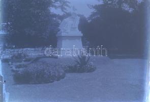 5 db üvegnegatív vegyes felvételekkel (közte Veres Pálné szobra, életképek, stb.), 12x9 cm