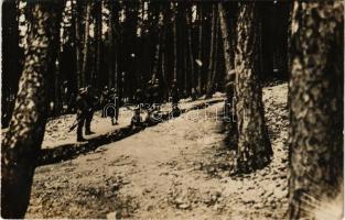 1918 Román front, rohamjárőr terepszemle, katonák az erdőben télen / WWI K.u.K. military, assault patrol field inspection at the Romanian front, soldiers in the forest in winter. photo