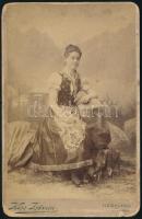 cca 1890 Hölgy népviseletben. Keményhátú fotó Kiss István Késmárk és Tátrafüred műterméből, kopással, 16,5x10,5 cm