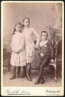 cca 1885 Szathmáry-Király Pál (1882-1951) későbbi vezérőrnagy, huszárkapitány testvéreivel, Goszleth István budapesti műterméből, 17x11,5 cm