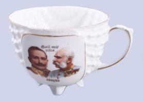 1915 Porcelán emlékcsésze, Ferenc József és II. Vilmos arcképével, lepattanással, m: 6,5 cm