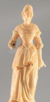 cca 1800-1820 Elegáns hölgy - faragott csont szobor, fa talapzaton, keze sérült, m: 17,5 cm