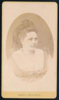 1873 Női portré. Vizitkártya Mezey Lajos nagyváradi műterméből, 10,5x6 cm