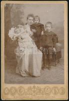 cca 1900 dinnyebereki Bozó Pál m. kir. vezérőrnagy (1865-1944) felesége és gyermekei. Silvino Mascarich műterméből, 17x11,5 cm