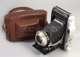 cca 1956 Zeiss Ikon Ercona II összecsukható fényképezőgép, Carl Zeiss Jena Tessar 105 mm f/3,5 objektívvel, Prontor-SVS zárral (ritkább változat), eredeti bőr tokkal