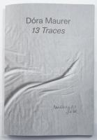 Maurer Dóra: 13 Traces. A művész, Maurer Dóra (1937-) festőművész, grafikus aláírásával a címlapon. Zürich, 2019, Innen, 12 sztl. lev. 1. kiadás. Maurer Dóra grafikáival illusztrált. Kiadói papírkötés.