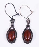 Ezüst (Ag) fülbevaló borostyánnal, jelzés nélkül, h: 3 cm, bruttó: 2,5 g