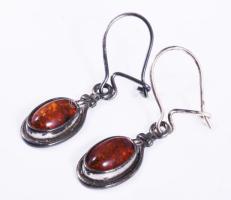 Ezüst (Ag) fülbevaló borostyánnal, jelzés nélkül, h: 3 cm, bruttó: 2,5 g