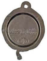 1930 k. Fém, irredenta ereklyetartó füllel, hátoldalán "3356 sz. EREKLYE - Törv. Véd.- ÖTM"...