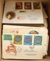 Főleg modern magyar küldemények, köztük FDC-k, teljes sorokkal és blokkokkal bérmentesített köznapi és ajánlott levelek, kisalakúak, sokféle motívum, kartondobozban