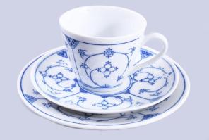 Kahla vasfűmintás egyszemélyes reggeliző szett, csésze alátéttel és desszertes tányér. Jelzés nélkül, hibátlan, d: 16 cm