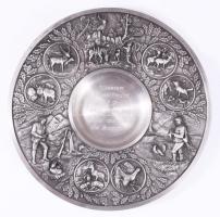 Vadászmintás dísztál, vésettel, d: 24 cm