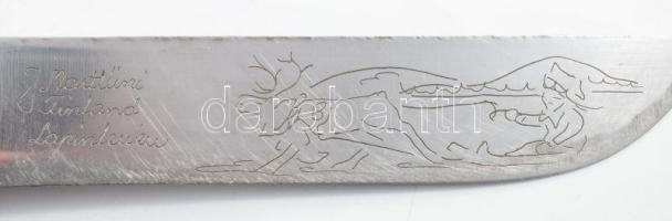 J. Marttini vadásztőr, mintázott pengével, bőr tokban, h: 27 cm