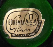 Bohemia vadászmintás zöld üveg italos szett, kiöntő, 6 db nagyobb és 6 db kisebb pohár, egyik poháro...