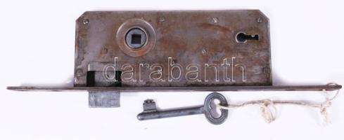 Elzett bevésőzár, kulccsal.