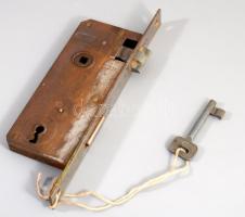 Elzett bevésőzár, kulccsal.