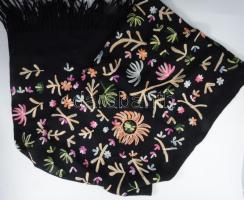 Fekete alapon kézzel hímzett stóla, 75x210 cm