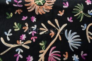 Fekete alapon kézzel hímzett stóla, 75x210 cm