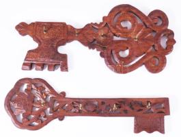 2 darab kézzel faragott fali kulcstartó, h: 32 cm