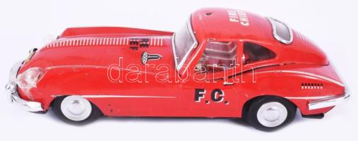 Kínai "Fire Chief" lemezjáték autó, elemmel működő, hiánnyal, kopással, h: 29 cm
