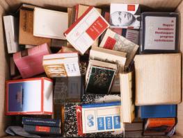 Doboznyi vegyes minikönyv, pl. Kőbánya 1945-1985, Együtt a szocializmusért, 1919 A vörös őr kis tankönyve, The Time Difference, Tokaj, Igazságszolgáltatás a régi Szekszárdon, stb.