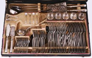 cca 1860-1930 A Perczel család hagyatékából származó 105 részes ezüst (Ag) evőeszköz- és szervírozó készlet. A Perczel család címerével díszített, jelzett, különböző mesterek jegyeivel, közte Cseh Pál, Löfkovits Arthur Debreczen, stb. Ezüst (Ag) darabok: 12 darab nagy villa nettó 561g, 2 darab tortalapát nettó 251g - 2 darab szervírozó kanál nettó 195g - 2 darab merőkanál nettó 214g - 2 darab tortakanál nettó 142g - szószmerő kanál nettó 104g - 5 darab fűszerkínáló részben sérült üvegbetétekkel nettó 111g - 6 darab fűszerkanál nettó 51g - 12 darab kávés kanál nettó 156g - 10 darab teás kanál nettó 280g - 12 darab villa nettó 848g - 12 darab evőkanál nettó 870g. Ezüst (Ag) nyelű darabok: 2 salátaszervírozó bruttó 136g - 2 darab húsvilla bruttó 181g - 12 darab kés, zömmel elvált nyéllel bruttó 1000g - 12 darab kis kés bruttó 562g. Ezüst (Ag) nyelű eszközök összesen: bruttó 1879g. Ezüst (Ag) eszközök összesen: nettó 3783g. Eredeti Perczel-címeres kopott díszdobozban.  ///  c. 1860-1930 A 105-piece silver (Ag) cutlery and serving set from the estate of the Perczel family. Decorated with the Perczel family coat of arms, hallmarked, bearing various makers's marks, including those of Pál Cseh, Arthur Löfkovits Debreczen, etc. Silver (Ag) pieces: 12 large forks, net 561 g; 2 cake servers, net 251 g; 2 serving spoons, net 195 g; 2 ladles, net 214 g; 2 cake spoons, net 142 g; 1 sauce ladle, net 104 g; 5 condiment holders with partially damaged glass inserts, net 111 g; 6 condiment spoons, net 51 g; 12 coffee spoons, net 156 g; 10 tea spoons, net 280 g; 12 forks, net 848 g; 12 tablespoons, net 870 g. Silver (Ag)?handled pieces: 2 salad servers, gross 136 g; 2 meat forks, gross 181 g; 12 knives, mostly with detached handles, gross 1000 g; 12 small knives, gross 562 g. Total weight of silver-handled utensils: gross 1879 g. Total weight of solid silver utensils: net 3783 g. In a worn original presentation box bearing the Perczel coat of arms.