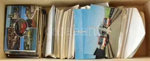 VONAT - Kb. 800 db MODERN képeslap és fotó fadobozban / TRAIN, LOCOMOTIVE - cca. 800 modern postcards and photos in a wooden box