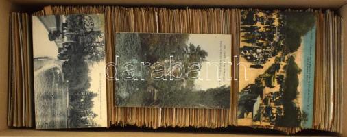 PÁRIZS - Kb. 1200 db RÉGI város képeslap dobozban / PARIS - Cca. 1200 pre-1945 town postcards in a box