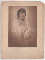 cca 1920 Angelo Funk Pál (1894-1974): Elegáns hölgy portréja, fotó kartonon, jelzett, a kartonon kis folttal és a felső sarkain kis hiánnyal, és a karton felső részén sérüléssel, 22x15 cm