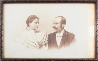 cca 1900 Házaspár portréja, keményhátú fotó Kossak temesvári műterméből, üvegezett keretben, 13×21 c...