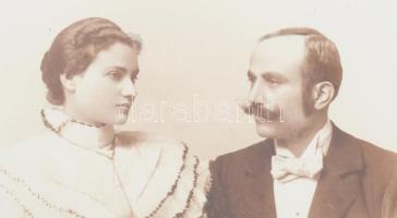 cca 1900 Házaspár portréja, keményhátú fotó Kossak temesvári műterméből, üvegezett keretben, 13×21 c...