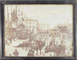 cca 1910 Karneváli álarcos tömeg, háttérben Sindicate de Cote' D' Azur felirattal, üvegezett keretben, 21×27 cm