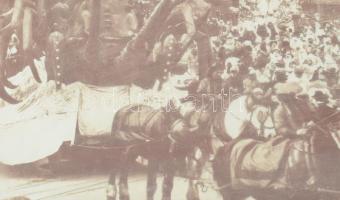 cca 1910 Karneváli álarcos tömeg, háttérben Sindicate de Cote' D' Azur felirattal, üvegeze...