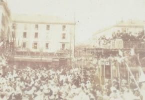 cca 1910 Karneváli álarcos tömeg, háttérben Sindicate de Cote' D' Azur felirattal, üvegeze...